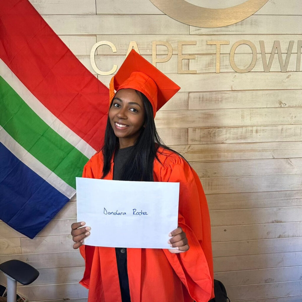 Una studente dell’EC di Città del Capo con la toga di laurea