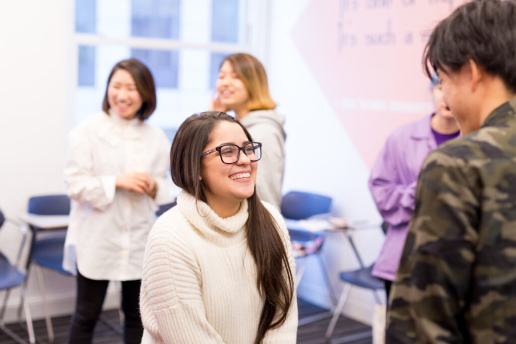 Studente a New York durante una lezione di inglese