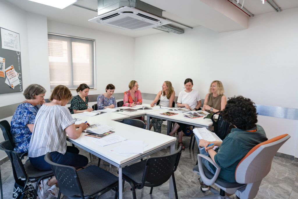 Studenti adulti che studiano l'inglese in una classe EC Malta 30+