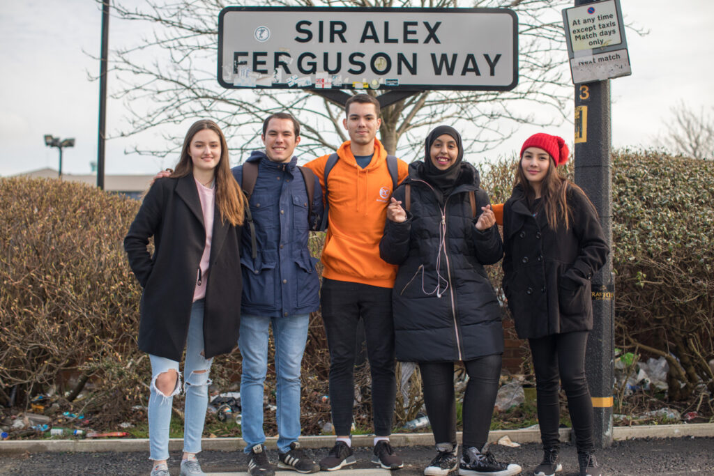 Studenti dell'EC davanti al cartello stradale con la scritta “Alex Ferguson”