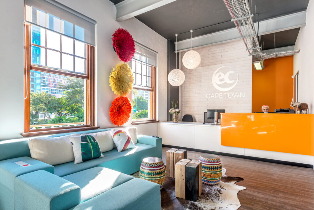 Inquadratura d'insieme della reception e dell'area lounge dell'EC Cape Town
