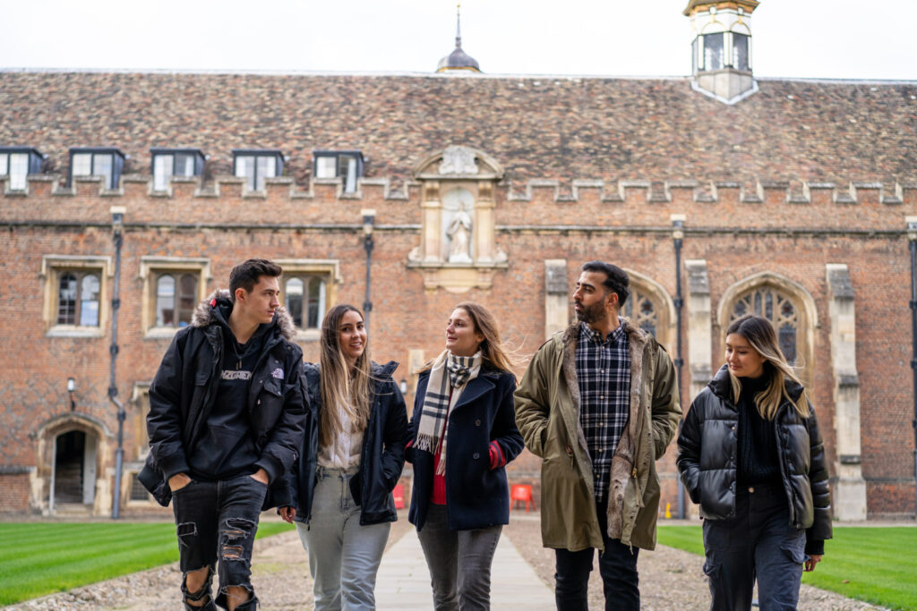 Studenti di EC English Cambridge passeggiano insieme nel centro storico di Cambridge.