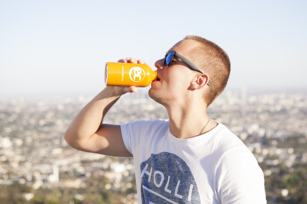 Uno studente dell'EC di Los Angeles che beve da una bottiglia d'acqua dell'EC