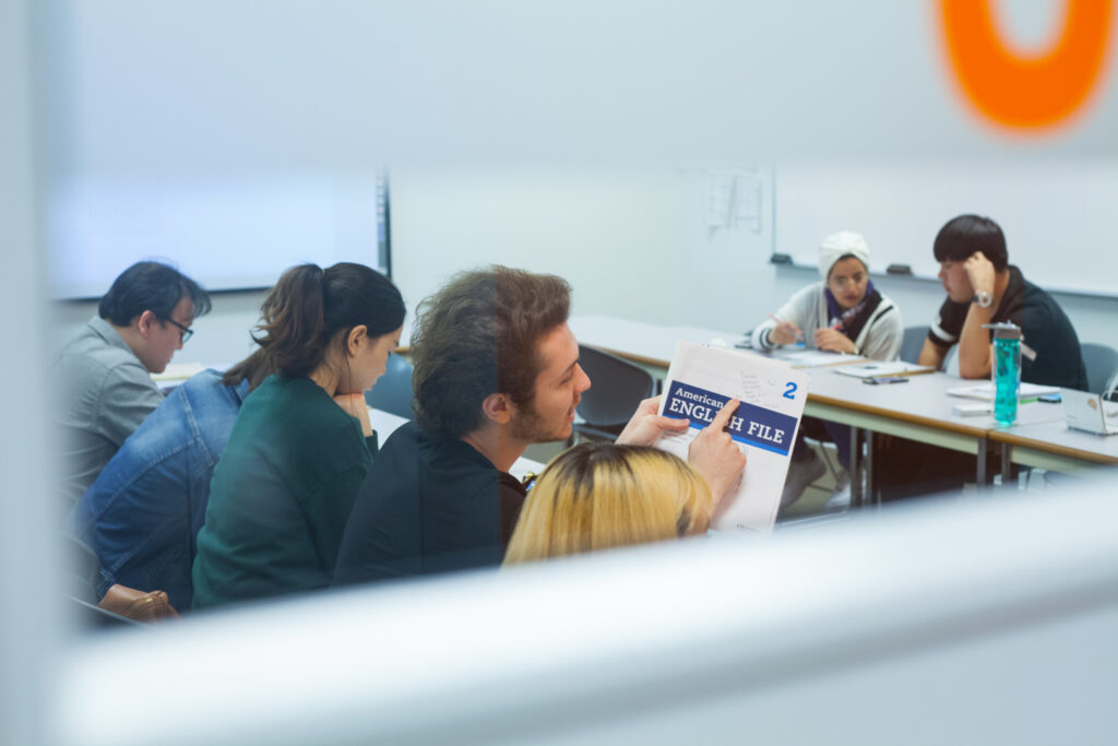 Studenti che lavorano insieme in classe