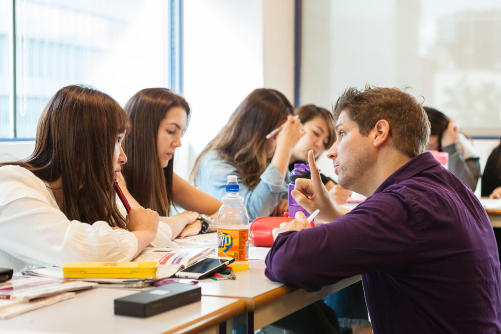 Insegnante che spiega qualcosa a uno studente in classe