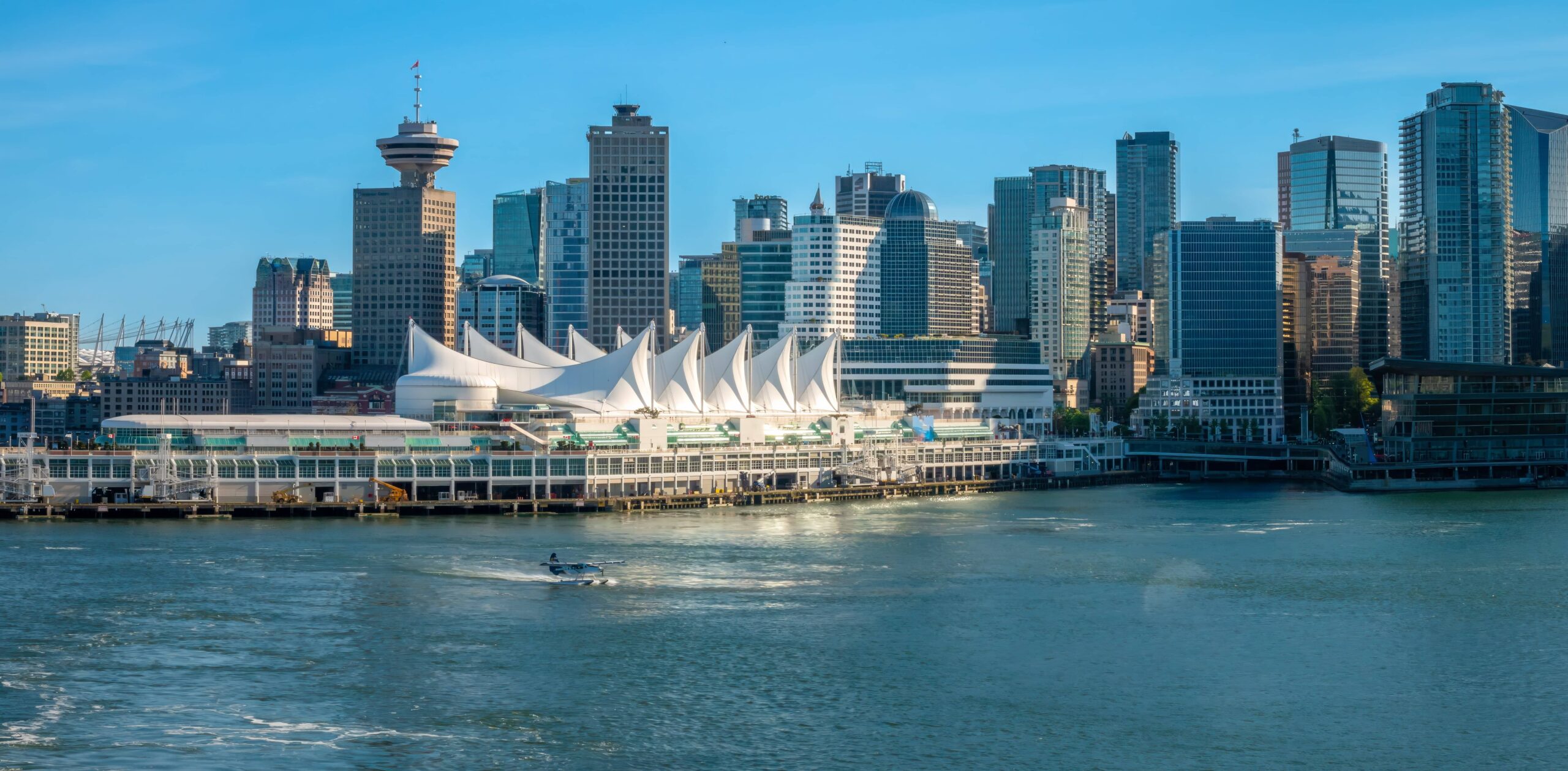 Lo skyline di Vancouver visto dal porto