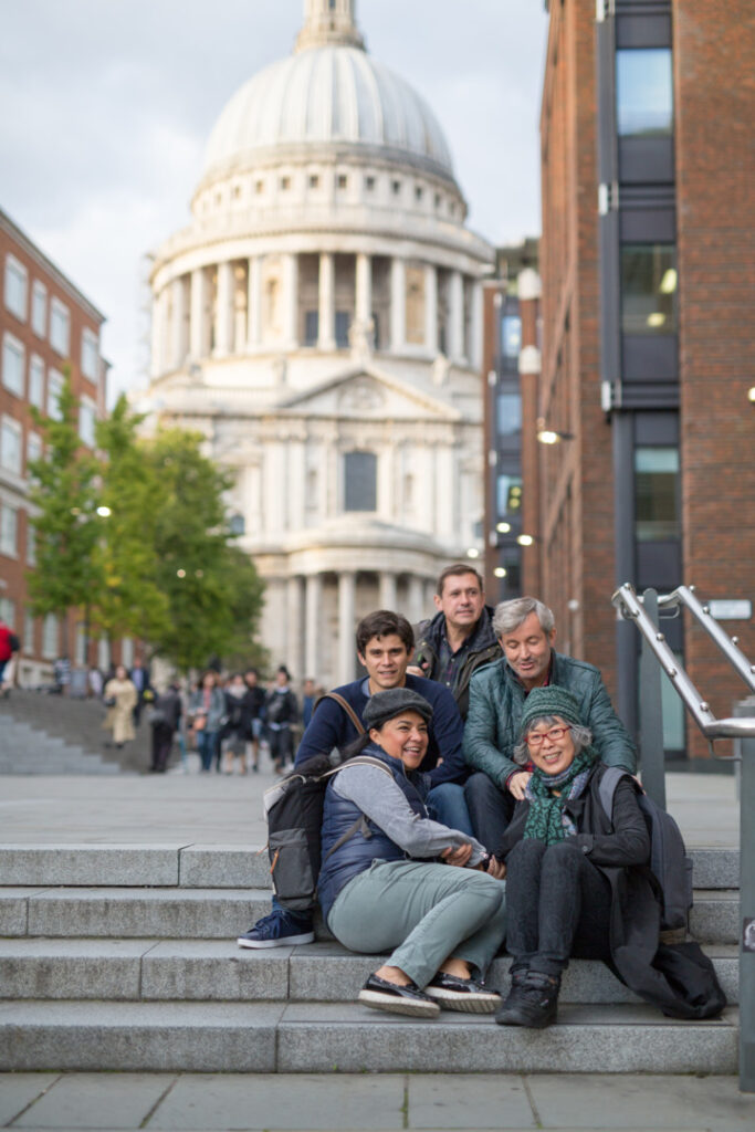 Studenti dell'EC London 30+ davanti alla Cattedrale di St Paul