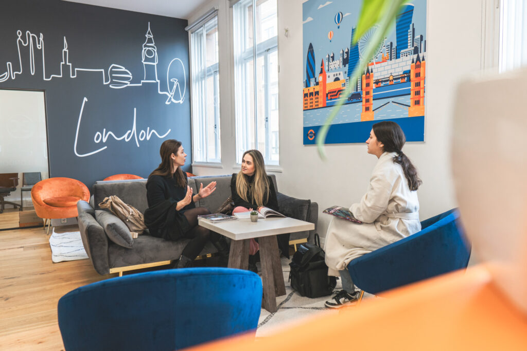 Studenti intenti a conversare nella sala comune degli studenti dell’EC London