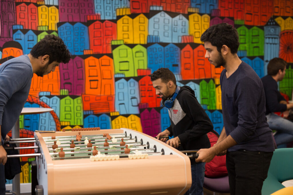 Studenti che giocano a calcio balilla nella sala ricreativa degli studenti dell’EC London